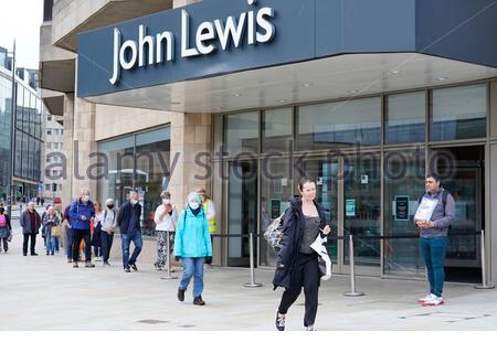 Edinburgh, Schottland, Großbritannien. Juli 2020. Samstagskäufer tragen Gesichtsmasken in einer sozial distanzierten Warteschlange für kontrollierten Eintritt in das John Lewis Kaufhaus. Kredit: Craig Brown/Alamy Live Nachrichten Stockfoto