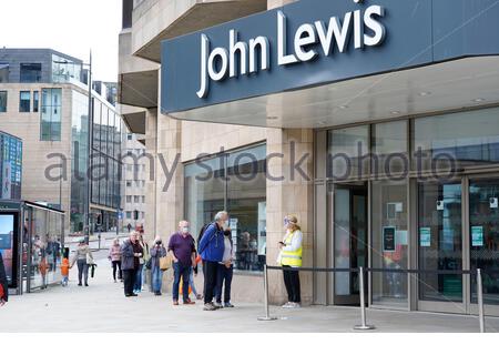 Edinburgh, Schottland, Großbritannien. Juli 2020. Samstagskäufer tragen Gesichtsmasken in einer sozial distanzierten Warteschlange für kontrollierten Eintritt in das John Lewis Kaufhaus. Kredit: Craig Brown/Alamy Live Nachrichten Stockfoto