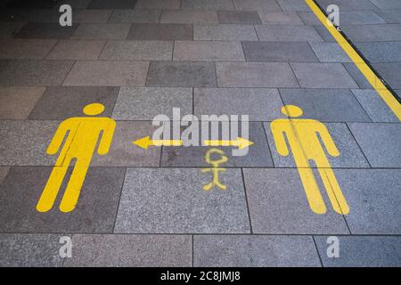 2 m Trennmarkierungen für soziale Distanzierung auf dem Boden in Cardiff, Wales, Großbritannien während der Blockierung des Coronavirus (COVID-19). Stockfoto