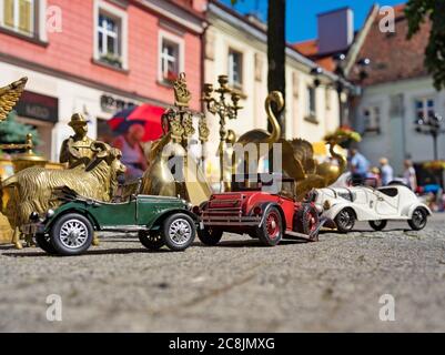 Mikołów, POLEN - 05. Jul 2020: Niedrige Schussaufnahme von Spielzeugautos auf der monatlichen Antiquitätenmesse in Mikolow (Polen-Schlesien) Stockfoto