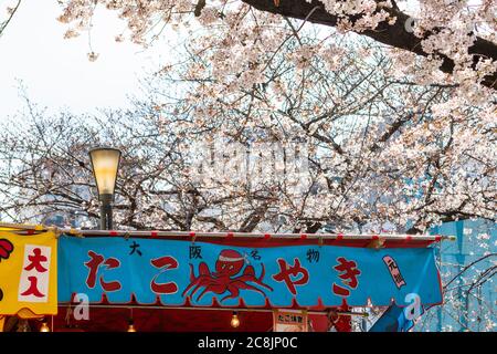 Osaka, Japan - CIRCA April, 2019 : Japanische Street Food Stände auf Osaka Castle Kirschblütenfest Stockfoto