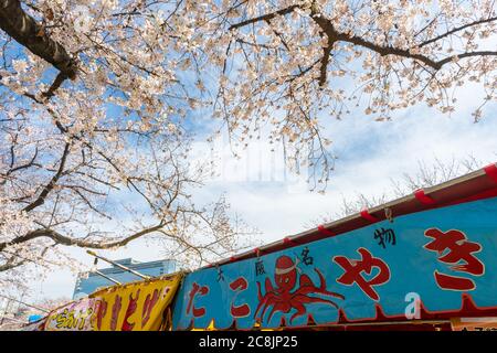 Osaka, Japan - CIRCA April, 2019 : Japanische Street Food Stände auf Osaka Castle Kirschblütenfest Stockfoto