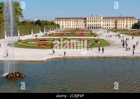 Schloss Schönbrunn, eine ehemalige kaiserliche Sommerresidenz. Schloss Schönbrunn und Gärten sind UNESCO-Weltkulturerbe