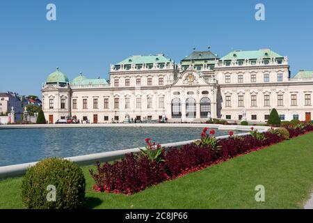 Südfassade des Schlosses Oberes Belvedere. Dieser barocke Palast wurde 1717-1723 als Sommerresidenz für Prinz Eugen von Savoyen erbaut Stockfoto
