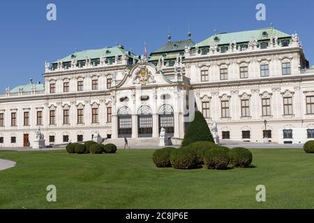 Südfassade des Schlosses Oberes Belvedere. Dieser barocke Palast wurde 1717-1723 als Sommerresidenz für Prinz Eugen von Savoyen erbaut Stockfoto
