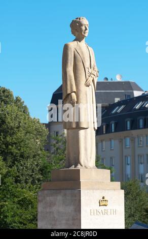 Brüssel, Belgien - Statue von Königin Elisabeth ( b 1876 - d 1965 ) Frau von König Albert I. vom Bildhauer René Cliquet im Park Mont des Arts Stockfoto