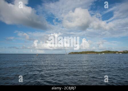 Christiansted, St. Croix, VI-Oktober 19,2019: Christiansted Hafen mit nautischen Schiffen unter blauem Himmel mit Wolken in St. Croix in der USVI Stockfoto