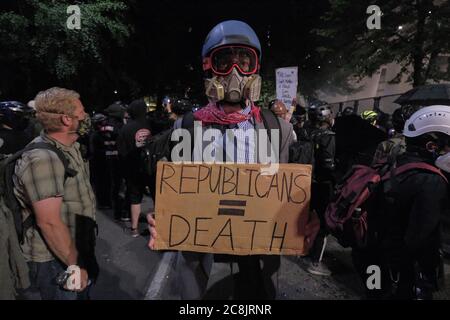 Portland, USA. Juli 2020. Ein Anwalt schließt sich den Protestierenden an, die fordern, dass Bundesbeamte am 24. Juli 2020 das Bundesgericht in Portland, Oregon, verlassen. Der Bundesschutzdienst erklärte eine rechtswidrige Versammlung und startete eine Flut von Tränengas und Massenkontrollmunition, um Demonstranten vom Zaun zurückzudrängen, der den Zugang zum Eingang des Gebäudes blockierte. (Foto: Alex Milan Tracy/Sipa USA) Quelle: SIPA USA/Alamy Live News Stockfoto