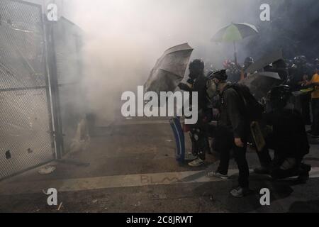 Portland, USA. Juli 2020. Bundesbeamte setzen Tränengas ein und feuern Massenkontrollwaffen auf Demonstranten in Portland, Oregon, am 24. Juli 2020. Der Bundesschutzdienst erklärte eine rechtswidrige Versammlung und startete eine Flut von Tränengas und Massenkontrollmunition, um Demonstranten vom Zaun zurückzudrängen, der den Zugang zum Eingang des Gebäudes blockierte. (Foto: Alex Milan Tracy/Sipa USA) Quelle: SIPA USA/Alamy Live News Stockfoto