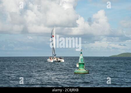 Christiansted, St. Croix, VI-Oktober 19,2019: Katamaran-Segeln in der Karibik mit grüner Boje im Wasser in St. Croix in der USVI Stockfoto