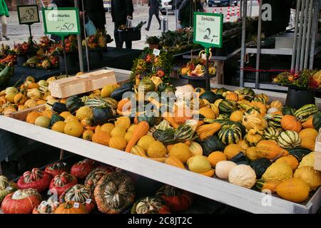 Verschiedene Kürbisse auf einem authentischen Straßenmarkt in Deutschland Stockfoto