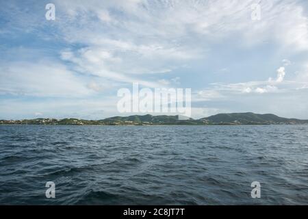 Blick auf die hügelige Insellandschaft mit den karibischen Gewässern unter wolkenbewölktem Himmel in St. Croix in der USVI Stockfoto