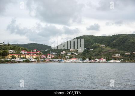 Christiansted, St. Croix, VI-Oktober 19,2019:Seeschiffe in Marina mit Hafengebäuden und hügeliger Landschaft in St. Croix in der USVI Stockfoto