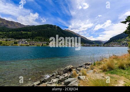 Der Blick vom City Park in Richtung Queenstown, Neuseeland, an einem blauen Himmel Stockfoto