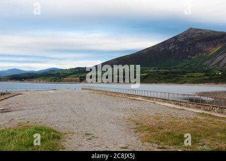 Von Trefor, Nordwales, hat man einen Blick auf die Küste und die Berge der Rivals (Yr Eifl) Stockfoto