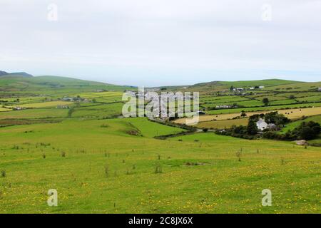 Blick auf Llithfaen auf halber Höhe des Tre'r Ceiri Berges, Teil von Yr Eifl (Rivals) auf der Halbinsel Llyn, Nordwales Stockfoto