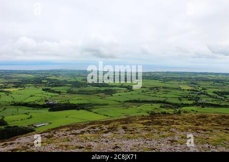 Blick auf die Landschaft von der Spitze des Tre'r Ceiri Berg, Teil von Yr Eifl (Rivals) in Llyn Halbinsel, Nord-Wales Stockfoto