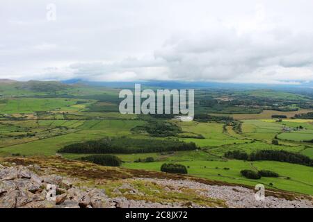 Blick auf die Landschaft von der Spitze des Tre'r Ceiri Berg, Teil von Yr Eifl (Rivals) in Llyn Halbinsel, Nord-Wales Stockfoto