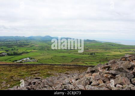 Blick auf die Landschaft von der Spitze des Tre'r Ceiri Berg, Teil von Yr Eifl (Rivals) in Llyn Halbinsel, Nord-Wales Stockfoto