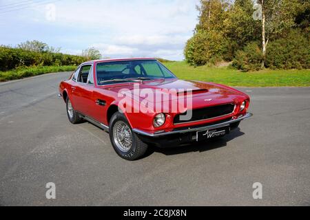 Aston Martin DBS parkte auf einer Landstraße auf einem Sommertag Stockfoto