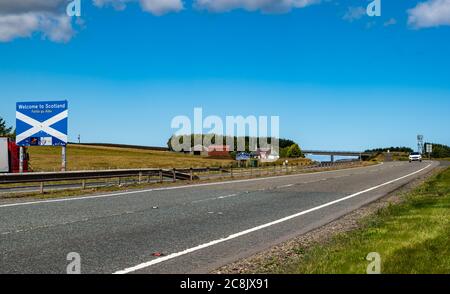 Willkommen bei Scotland Saltyre St Andrew's Cross Schild auf A1 zweispurig, ohne Verkehr, schottisch-englische Grenze, Großbritannien Stockfoto