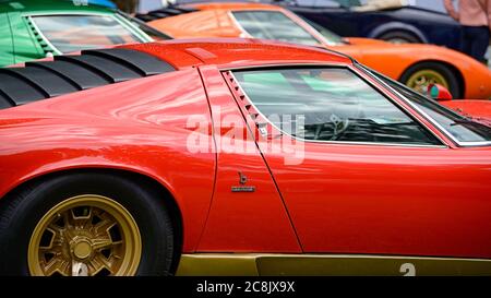 Lamborghini Miuras parkte gemeinsam an einer Oldtimer-Konkursbahn Stockfoto