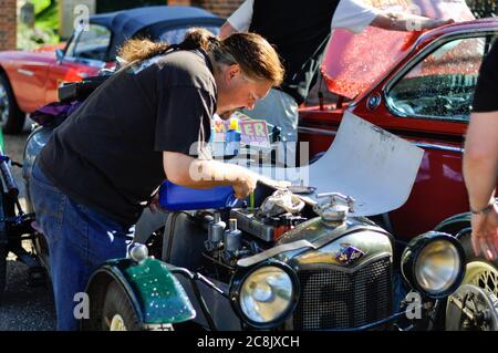 Begeisterter Besitzer, der an einem Riley an einem Oldtimer arbeitet Rallye in Goodwood Stockfoto