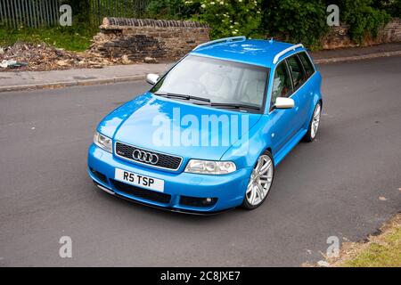 Der Audi RS6 Avant parkte in einer städtischen Seitenstraße Stockfoto