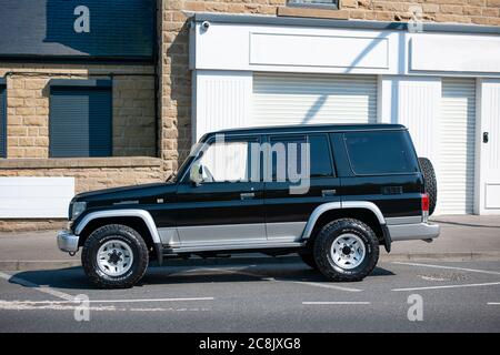 1993 Toyota Land Cruiser Prado geparkt auf einem Vorort englischen Straße Stockfoto