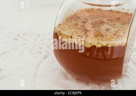 Apfel und Zimt hinzugefügt, um Kombucha Tee zu brauen und Karbonat Stockfoto