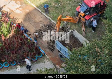 Moldawien, Tiraspol - 20. September 2017: Die Wasserversorgung führt Reparaturarbeiten durch - ein Rohrbruch, das Wasser spülte den Asphalt weg. Der Ex Stockfoto