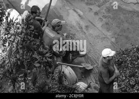 Moldawien, Tiraspol - 20. September 2017: Die Arbeiter der Wasserversorgung beobachten die Arbeiten am Standort des Rohrbruchs. Stockfoto