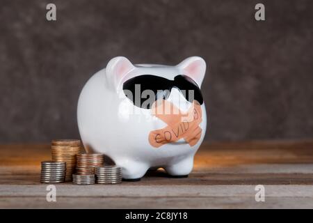 Rosa Porzellan Sparschwein mit Gips auf einem Holzhintergrund Stockfoto