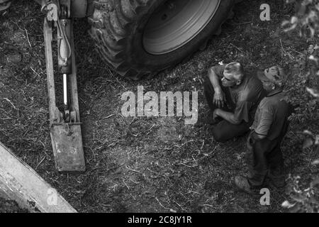 Moldawien, Tiraspol - 20. September 2017: Die Arbeiter der Wasserversorgung beobachten die Arbeiten am Standort des Rohrbruchs. Stockfoto