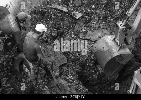 Moldawien, Tiraspol - 20. September 2017: Die Arbeiter der Wasserversorgung beobachten die Arbeiten am Standort des Rohrbruchs. Stockfoto