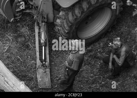 Moldawien, Tiraspol - 20. September 2017: Die Arbeiter der Wasserversorgung beobachten die Arbeiten am Standort des Rohrbruchs. Stockfoto