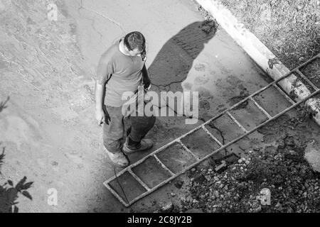 Moldawien, Tiraspol - 20. September 2017: Die Arbeiter der Wasserversorgung beobachten die Arbeiten am Standort des Rohrbruchs. Stockfoto