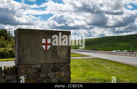 England George Kreuz Schild auf A1, Scottish English Border, Scotland, UK Stockfoto