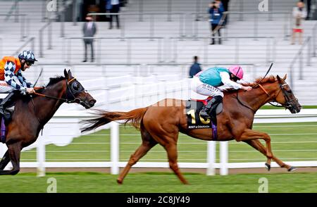 Blue Mist, geritten von Jockey Ryan Moore (rechts) auf dem Weg zum Sieg der Moet & Chandon International Stakes auf der Ascot Racecourse. Stockfoto