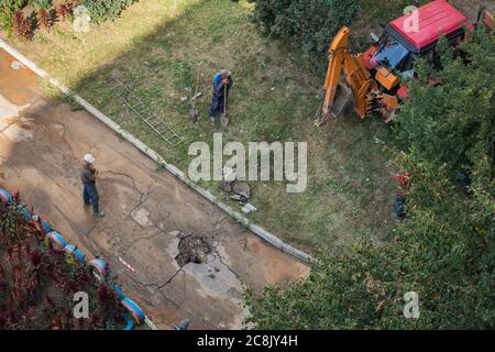 Moldawien, Tiraspol - 20. September 2017: Die Wasserversorgung führt Reparaturarbeiten durch - ein Rohrbruch, das Wasser spülte den Asphalt weg. Der Ex Stockfoto