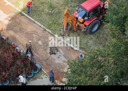 Moldawien, Tiraspol - 20. September 2017: Die Wasserversorgung führt Reparaturarbeiten durch - ein Rohrbruch, das Wasser spülte den Asphalt weg. Der Ex Stockfoto