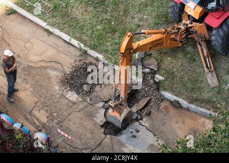 Moldawien, Tiraspol - 20. September 2017: Die Wasserversorgung führt Reparaturarbeiten durch - ein Rohrbruch, das Wasser spülte den Asphalt weg. Der Ex Stockfoto