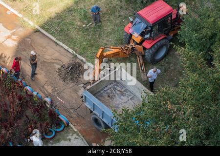 Moldawien, Tiraspol - 20. September 2017: Die Wasserversorgung führt Reparaturarbeiten durch - ein Rohrbruch, das Wasser spülte den Asphalt weg. Der Ex Stockfoto