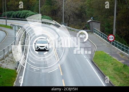 Fahrzeug zu Fahrzeug Kommunikation. Austausch von Daten zwischen Autos. Stockfoto