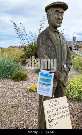 19. Jahrhundert Golfspieler Statue von Ben Sayers & lokale Kampagne Hinweis gegen rat Parkplatz Plan, North Berwick, East Lothian, Schottland, Großbritannien Stockfoto