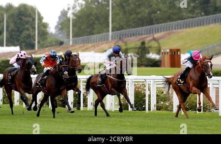 Blue Mist von Jockey Ryan Moore (rechts) gewinnt die Moet & Chandon International Stakes auf der Ascot Racecourse. Stockfoto