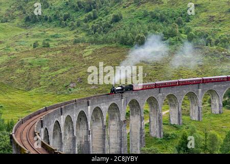 JACOBITE DAMPFZUG WEST HIGHLAND LINIE SCHOTTLAND IM SOMMER DER ZUG UND VIER WAGEN ÜBER DAS GLENFINNAN VIADUKT Stockfoto