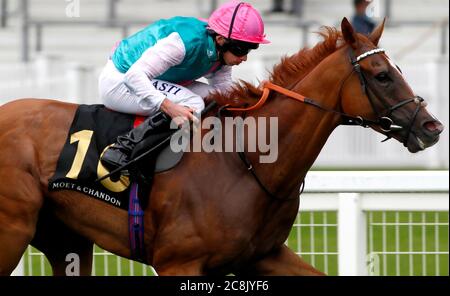 Blue Mist von Jockey Ryan Moore geritten gewinnt die Moet & Chandon International Stakes auf der Ascot Racecourse. Stockfoto