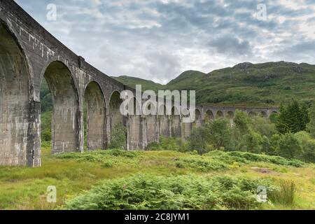 JACOBITE DAMPFZUG WEST HIGHLAND LINE SCHOTTLAND IM SOMMER BLICK AUF DAS GLENFINNAN VIADUKT Stockfoto