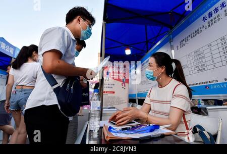 Changchun, Chinas Provinz Jilin. Juli 2020. Bewerber werden während einer Jobmesse in Changchun, nordöstlich Chinas Provinz Jilin, am 25. Juli 2020 gesehen. Quelle: Xu Chang/Xinhua/Alamy Live News Stockfoto